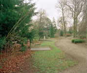 822986 Gezicht in een laantje met oude graven en grafzerken op de1e Algemene Begraafplaats Soestbergen (Gansstraat) te ...